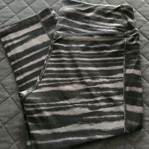 Striped High-Waist Capri Leggings in Charcoal and Gray